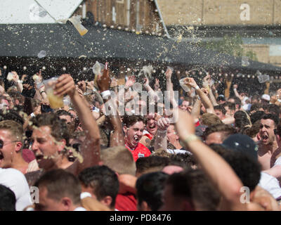 Fußball-Fans versammeln sich flache Eisen Square in London Southwark England spielen Schweden auf einem großen Bildschirm in das Viertelfinale der FIFA-Weltmeisterschaft 2018 in Russland zu beobachten. Mit: Atmosphäre, Wo: London, Großbritannien Wann: 07 Aug 2018 Quelle: Wheatley/WANN Stockfoto