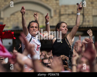 Fußball-Fans versammeln sich flache Eisen Square in London Southwark England spielen Schweden auf einem großen Bildschirm in das Viertelfinale der FIFA-Weltmeisterschaft 2018 in Russland zu beobachten. Mit: Atmosphäre, Wo: London, Großbritannien Wann: 07 Aug 2018 Quelle: Wheatley/WANN Stockfoto