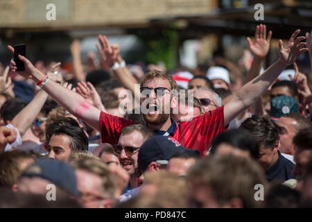 Fußball-Fans versammeln sich flache Eisen Square in London Southwark England spielen Schweden auf einem großen Bildschirm in das Viertelfinale der FIFA-Weltmeisterschaft 2018 in Russland zu beobachten. Mit: Atmosphäre, Wo: London, Großbritannien Wann: 07 Aug 2018 Quelle: Wheatley/WANN Stockfoto