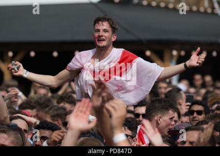 Fußball-Fans versammeln sich flache Eisen Square in London Southwark England spielen Schweden auf einem großen Bildschirm in das Viertelfinale der FIFA-Weltmeisterschaft 2018 in Russland zu beobachten. Mit: Atmosphäre, Wo: London, Großbritannien Wann: 07 Aug 2018 Quelle: Wheatley/WANN Stockfoto