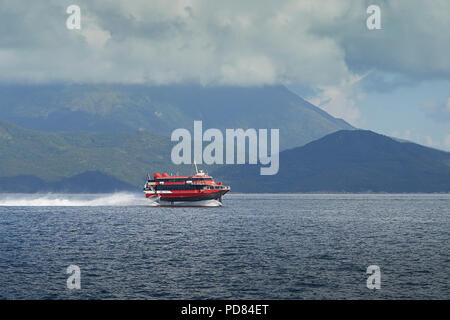 JetFoil TurboJet Boeing, Horta, Auf dem Weg von Macau nach Hong Kong, vorbei an der Insel Lantau. Stockfoto