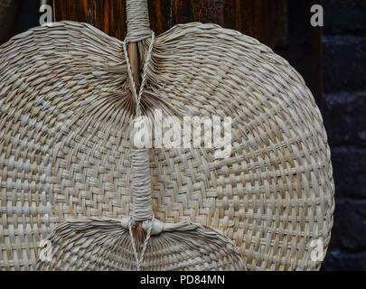 Native Fan aus Palmblättern am Street Market in Nanning, China. Stockfoto