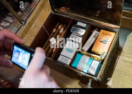 Hamburg, Deutschland. 19 Juni, 2018. Hendrik Heetlage, Geschichte Studentin, Fotos eine Kiste von Tabakerzeugnissen im Wohnzimmer des ehemaligen Bundeskanzlers Helmut Schmidt. Heetlage zieht Bilanz über die Situation im Haus des ehemaligen Bundeskanzler, der im Jahr 2015 gestorben. (Über Tudenten der dpa Vorräte Haus von Helmut Schmidt in Langenhorn" vom 07.08.2018) Credit: Daniel Bockwoldt/dpa/Alamy leben Nachrichten Stockfoto