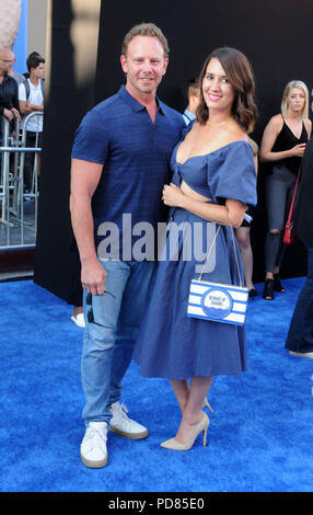 HOLLYWOOD, CA - 6. AUGUST: Schauspieler Ian Ziering und Frau Erin Kristine Ludwig nehmen an der Warner Bros. Bilder US-Premiere von "Meg" am 6. August 2018 TCL Chinese Theatre in Hollywood, Kalifornien. Foto von Barry King/Alamy leben Nachrichten Stockfoto