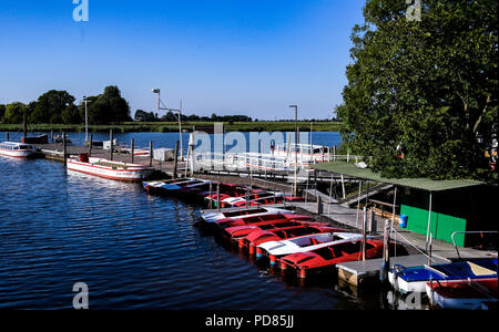 Friedrichstadt, Deutschland. 24. Juli, 2018. 24.07.2018, Friedrichstadt: Boote im Hafen vor Anker. Quelle: Axel Heimken/dpa/Alamy leben Nachrichten Stockfoto