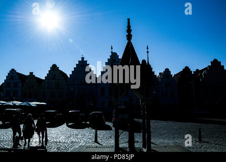 Friedrichstadt, Deutschland. 24. Juli, 2018. 24.07.2018, Friedrichstadt: Der Marktplatz im Zentrum der Stadt. Quelle: Axel Heimken/dpa/Alamy leben Nachrichten Stockfoto