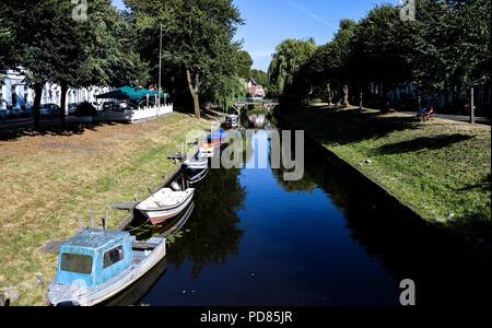 Friedrichstadt, Deutschland. 24. Juli, 2018. 24.07.2018, Friedrichstadt: Boote liegen in einem Kanal im Zentrum der Stadt. Quelle: Axel Heimken/dpa/Alamy leben Nachrichten Stockfoto