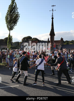 Norham, Northumberland, Großbritannien. 6. Aug 2018. Coldstream Civic Woche, das ist der letzte der schottischen Grenze Städte zu halten ist es jährliche Festival, wo die Rideouts die wichtiger Bestandteil des Festivals bilden. Die coldstream Civic Wochen zunächst Rideout an Norham wo James IV Norham Castle vor seiner Niederlage bei Flodden in 1513 und wo die wichtigsten Rideout wird am Donnerstag mit über 300 Pferden erwartet Gutschrift zu gehen nahm: Gnade Lou Images/Alamy leben Nachrichten Stockfoto