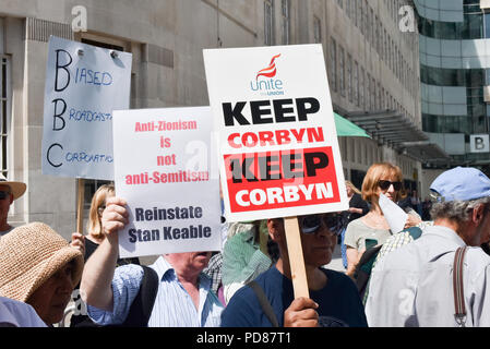 BBC-Zentrale, London, UK. 7. August 2018. Verschiedene Gruppen, darunter auch jüdische Stimme für Arbeit protestieren außerhalb der BBC über voreingenommene Berichterstattung gegen Jeremy Corbyn demonstrieren. Und die Labour Party. Quelle: Matthew Chattle/Alamy leben Nachrichten Stockfoto