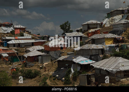 Seit August letzten Jahres, mehr als 700.000 Rohingyas haben über die Grenze von Rakhine State in Myanmar/Burma geflohen, nachdem der myanmarischen Armee ein brutales Vorgehen gegen die muslimische Minderheit durchgeführt. Schätzungsweise 626.000 Rohingyas - vom letzten Jahr und Verschiebungen - leben jetzt in der Kutapalong-Balukhali Camp und ist damit das größte Flüchtlingslager der Welt. Stockfoto