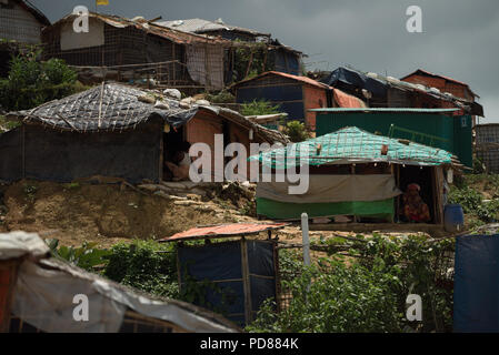 Seit August letzten Jahres, mehr als 700.000 Rohingyas haben über die Grenze von Rakhine State in Myanmar/Burma geflohen, nachdem der myanmarischen Armee ein brutales Vorgehen gegen die muslimische Minderheit durchgeführt. Schätzungsweise 626.000 Rohingyas - vom letzten Jahr und Verschiebungen - leben jetzt in der Kutapalong-Balukhali Camp und ist damit das größte Flüchtlingslager der Welt. Stockfoto