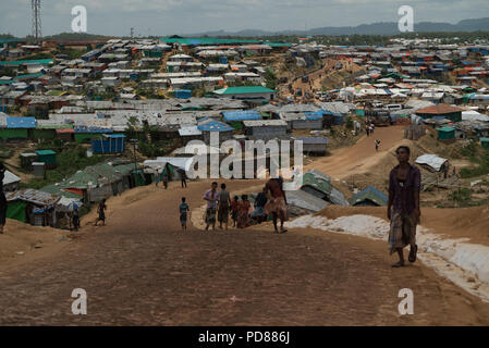 Seit August letzten Jahres, mehr als 700.000 Rohingyas haben über die Grenze von Rakhine State in Myanmar/Burma geflohen, nachdem der myanmarischen Armee ein brutales Vorgehen gegen die muslimische Minderheit durchgeführt. Schätzungsweise 626.000 Rohingyas - vom letzten Jahr und Verschiebungen - leben jetzt in der Kutapalong-Balukhali Camp und ist damit das größte Flüchtlingslager der Welt. Stockfoto