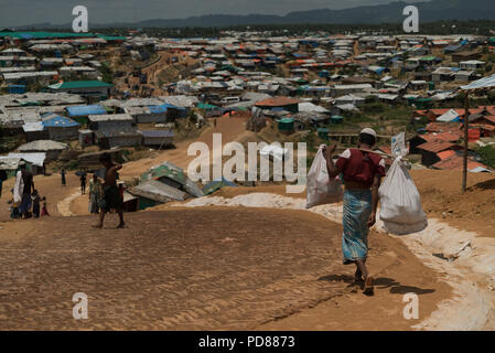 Seit August letzten Jahres, mehr als 700.000 Rohingyas haben über die Grenze von Rakhine State in Myanmar/Burma geflohen, nachdem der myanmarischen Armee ein brutales Vorgehen gegen die muslimische Minderheit durchgeführt. Schätzungsweise 626.000 Rohingyas - vom letzten Jahr und Verschiebungen - leben jetzt in der Kutapalong-Balukhali Camp und ist damit das größte Flüchtlingslager der Welt. Stockfoto