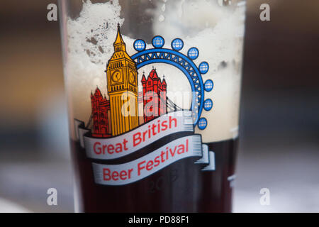 London, Großbritannien. 7. August 2018. Besucher der CAMRA (Kampagne für Real Ale) Great British Beer Festival Großbritanniens größten Volksfest in Olympia Exhibition Centre. Der fünftägigen Veranstaltung mit rund 55.000 Menschen erwartet und bietet über 900 Real Ales und Apfelweine aus der ganzen Welt. Credit: Amer ghazzal/Alamy leben Nachrichten Stockfoto