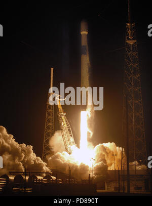 Cape Canaveral, Florida, USA. 7. August 2018. - Eine SpaceX Falcon 9 Rakete startet am 7. August 2018 von Cape Canaveral Air Force Station in Florida, die die indonesischen Merah Putih Kommunikationssatelliten. Credit: Paul Hennessy/Alamy leben Nachrichten Stockfoto