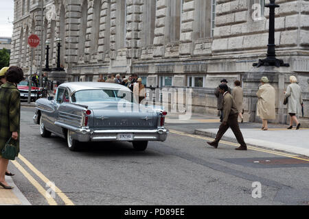 Liverpool, Großbritannien. 7. August 2018. Liverpools waterfront Gebäude bilden die Kulisse für die Dreharbeiten der neuen Netflix Serie "Die Krone". Klassische amerikanische Autos waren auf dem Wasser verwendet und Darsteller und Extra's waren gekleidet zu schauen, wie sie aus den 60er Jahren waren. Credit: Ken Biggs/Alamy Leben Nachrichten. Stockfoto