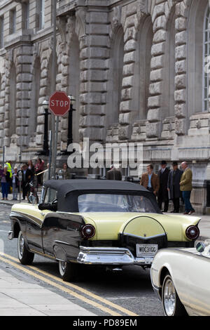 Liverpool, Großbritannien. 7. August 2018. Liverpools waterfront Gebäude bilden die Kulisse für die Dreharbeiten der neuen Netflix Serie "Die Krone". Klassische amerikanische Autos waren auf dem Wasser verwendet und Darsteller und Extra's waren gekleidet zu schauen, wie sie aus den 60er Jahren waren. Credit: Ken Biggs/Alamy Leben Nachrichten. Stockfoto