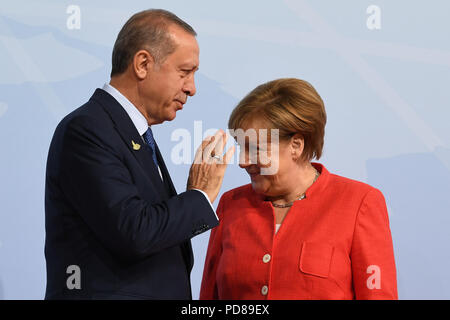 Eingereicht - 07. Juli 2017, Deutschland, Hamburg: Die deutsche Bundeskanzlerin Angela Merkel (CDU) begrüßt, Recep Tayyip Erdogan, dem Präsidenten der Türkei, den G20-Gipfel. Der türkische Präsident wird einen Staatsbesuch in Berlin pay am 28. und 29. September 2018. (Auf dpa' Erdogan kommt nach Deutschland für einen Staatsbesuch" von 07.08.2018) Foto: Michael Kappeler/dpa Stockfoto