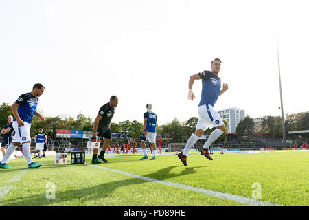 Köln, Deutschland. 07 Aug, 2018. KSC Spieler betreten die Tonhöhe bis zu warm. Re: Marco Thiede (KSC). GES/Fußball/3. Liga: SC Fortuna Köln - Karlsruher SC, 07.08.2018 - Fußball 3. Division: SC Fortuna Köln vs Karlsruher SC, Köln, 07.August 2018 - DFL Regelungen die Verwendung von Fotografien als Bildsequenzen und/oder quasi-Video | Verwendung der weltweiten Kredit untersagen: dpa/Alamy leben Nachrichten Stockfoto