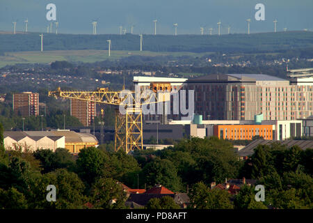 Glasgow, Schottland, Großbritannien 7. August. UK Wetter: sonnig Wetter, da der Radsport Start in den Straßen, die für die Europameisterschaft in die Stadt zu fahren. Die Clyde Titan Kran vor der Windpark Whitelee, die Queen Elizabeth university hospital sieht glänzend in der Sonne. Gerard Fähre / alamy Nachrichten Stockfoto