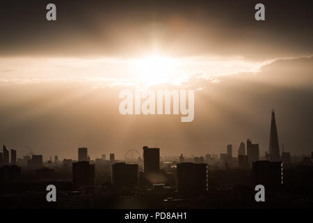 London, Großbritannien. 7. August 2018. UK Wetter: Dramatische abend Sonnenstrahlen über die Stadt Landschaft einschließlich der Shard Wolkenkratzer. Credit: Guy Corbishley/Alamy leben Nachrichten Stockfoto