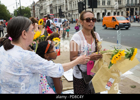 London, Großbritannien. 7. August 2018. Mitglieder der kolumbianischen Gemeinschaft floral Tribute während einer 7. August die Internationale Mobilisierung für das Leben und den Frieden im Parlament Platz im Speicher von über 300 sozialen Führern und Menschenrechtsverteidiger in Kolumbien getötet zu legen. Credit: Mark Kerrison/Alamy leben Nachrichten Stockfoto