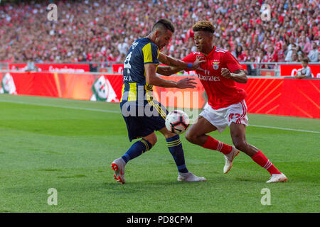 Lissabon, Portugal. August 07, 2018. Lissabon, Portugal. Die benfica Mittelfeldspieler aus Portugal Gedson Fernandes (83) und Fenerbahce Defender aus Chile Mauricio Isla (4) während des Spiels der 1. Etappe der Dritten Qualifikationsrunde der UEFA Champions League, SL Benfica vs Fenerbahce SK © Alexandre de Sousa/Alamy leben Nachrichten Stockfoto