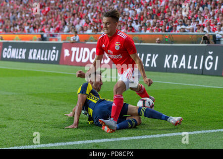 Lissabon, Portugal. August 07, 2018. Lissabon, Portugal. Benfica ist aus Argentinien Franco Cervi (11) und Fenerbahce Defender aus Chile Mauricio Isla (4) während des Spiels der 1. Etappe der Dritten Qualifikationsrunde der UEFA Champions League, SL Benfica vs Fenerbahce SK © Alexandre de Sousa/Alamy leben Nachrichten Stockfoto