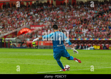 Lissabon, Portugal. August 07, 2018. Lissabon, Portugal. Die aus der Türkei Fenerbahce Torhüter Volkan Demirel (1) während des Spiels der 1. Etappe der Dritten Qualifikationsrunde der UEFA Champions League, SL Benfica vs Fenerbahce SK © Alexandre de Sousa/Alamy leben Nachrichten Stockfoto