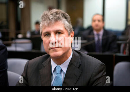 Buenos Aires, Argentinien. 7 Aug, 2018. Argentinien ist der ehemalige Vizepräsident Amado Boudou besucht einen Satz hören in Buenos Aires, der Hauptstadt von Argentinien, am Aug 7, 2018. Argentinien ist der ehemalige Vizepräsident Amado Boudou wurde am Dienstag zu fünf Jahren und zehn Monaten Gefängnis Bestechung und Geschäftsverkehr unvereinbar mit öffentlichen Dienst verurteilt." Quelle: Martin Zabala/Xinhua/Alamy leben Nachrichten Stockfoto