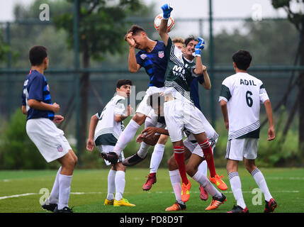 Shenyang, Shenyang, China. 8 Aug, 2018. Shenyang, China - American Football team Niederlagen Pakistan Mannschaft 6-0 bei der U15 Match von internationalen jugendlichen Peace Cup 2018 in Shenyang, Provinz Liaoning im Nordosten Chinas. Credit: SIPA Asien/ZUMA Draht/Alamy leben Nachrichten Stockfoto