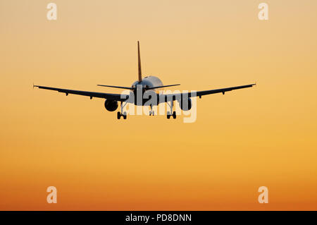 Richmond, British Columbia, Kanada. 9 Sep, 2013. Eine zweistrahlige Jet Airliner landet bei Sonnenuntergang, Vancouver International Airport. Credit: bayne Stanley/ZUMA Draht/Alamy leben Nachrichten Stockfoto