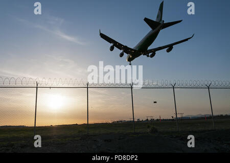 Richmond, British Columbia, Kanada. 13 Apr, 2014. Ein EVA Air Boeing 747 Landung auf dem Internationalen Flughafen von Vancouver. Credit: bayne Stanley/ZUMA Draht/Alamy leben Nachrichten Stockfoto