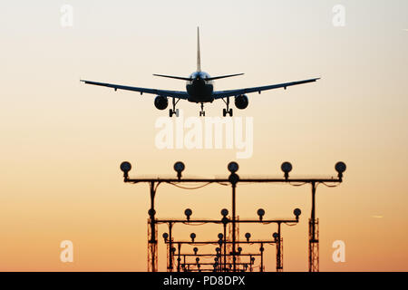 Richmond, British Columbia, Kanada. 11 Sep, 2013. Eine zweistrahlige Jet Airliner landet bei Sonnenuntergang, Vancouver International Airport. Credit: bayne Stanley/ZUMA Draht/Alamy leben Nachrichten Stockfoto