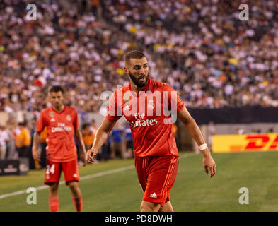 East Rutherford, NJ - 7. August 2018: Karim Benzema (9) von Real Madrid steuert Kugel während der ICC-Spiel gegen AS Roma an MetLife Stadium Real gewann 2 - 1 Credit: Lev radin/Alamy leben Nachrichten Stockfoto