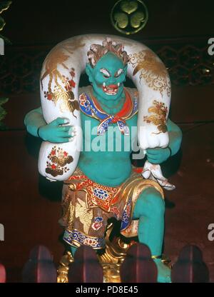 Die Statue stellt den Gott des Windes in der Taiyuin Tempel (mausoleum) in Nikko, Japan. Undatiertes Bild. Nikko die Schreine und Tempel wurden zum Weltkulturerbe der Unesco im Jahr 1999 erklärt. | Verwendung weltweit Stockfoto