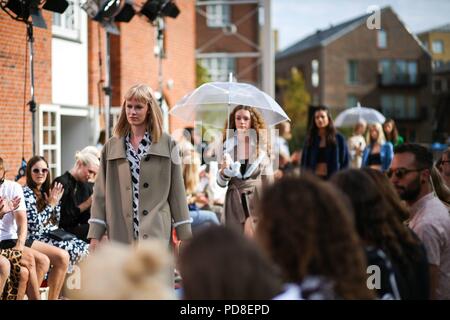 Kopenhagen, Dänemark. 7. August 2018. Modelle gehen die Landebahn während der Oh! Durch Kopenhagen Fur Landebahn zeigen während der Copenhagen Fashion Week - 7 August, 2018 - Foto: Start- und Landebahn Manhattan*** Für die redaktionelle Nutzung nur*** | Verwendung weltweit Quelle: dpa Picture alliance/Alamy leben Nachrichten Stockfoto