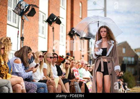 Kopenhagen, Dänemark. 7. August 2018. Ein Modell der Start- und Landebahn während der Oh! Durch Kopenhagen Fur Landebahn zeigen während der Copenhagen Fashion Week - 7 August, 2018 - Foto: Start- und Landebahn Manhattan*** Für die redaktionelle Nutzung nur*** | Verwendung weltweit Quelle: dpa Picture alliance/Alamy leben Nachrichten Stockfoto