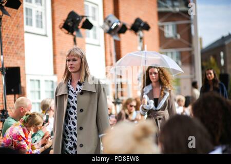 Kopenhagen, Dänemark. 7. August 2018. Modelle gehen die Landebahn während der Oh! Durch Kopenhagen Fur Landebahn zeigen während der Copenhagen Fashion Week - 7 August, 2018 - Foto: Start- und Landebahn Manhattan*** Für die redaktionelle Nutzung nur*** | Verwendung weltweit Quelle: dpa Picture alliance/Alamy leben Nachrichten Stockfoto