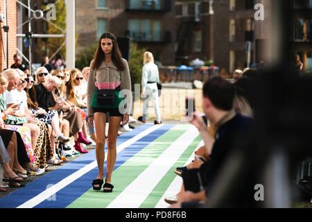 Kopenhagen, Dänemark. 7. August 2018. Ein Modell der Start- und Landebahn während der Oh! Durch Kopenhagen Fur Landebahn zeigen während der Copenhagen Fashion Week - 7 August, 2018 - Foto: Start- und Landebahn Manhattan*** Für die redaktionelle Nutzung nur*** | Verwendung weltweit Quelle: dpa Picture alliance/Alamy leben Nachrichten Stockfoto