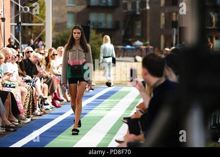 Kopenhagen, Dänemark. 7. August 2018. Ein Modell der Start- und Landebahn während der Oh! Durch Kopenhagen Fur Landebahn zeigen während der Copenhagen Fashion Week - 7 August, 2018 - Foto: Start- und Landebahn Manhattan*** Für die redaktionelle Nutzung nur*** | Verwendung weltweit Quelle: dpa Picture alliance/Alamy leben Nachrichten Stockfoto