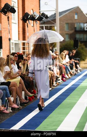 Kopenhagen, Dänemark. 7. August 2018. Ein Modell der Start- und Landebahn während der Oh! Durch Kopenhagen Fur Landebahn zeigen während der Copenhagen Fashion Week - 7 August, 2018 - Foto: Start- und Landebahn Manhattan*** Für die redaktionelle Nutzung nur*** | Verwendung weltweit Quelle: dpa Picture alliance/Alamy leben Nachrichten Stockfoto