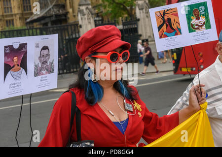 London, Großbritannien. 7. August 2018. Eine kolumbianische Frau hält die Flagge und Plakate mit Bildern von einigen der über hundert ermordet Gemeinschaftsführer bei einem Protest im Parlament Platz zur Unterstützung des Friedensprozesses in Kolumbien und fordert ein Ende der täglichen Drohungen und Morde im ganzen Land.Ook Platz heute bei der UNO in New Y Credit: Peter Marschall/Alamy leben Nachrichten Stockfoto