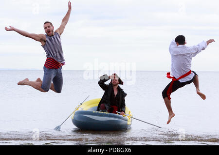 Edinburgh, Schottland. UK. 8. August 2018. Noch Photocall Arr Wir? Kopfüber Akrobaten, Australische Zirkusartisten hinter der Show Arr Wir schon da?! Und Circus-Cision Förderung ihrer Show in Underbelly Edinburgh Fringe Festival. In Portobello fotografiert. Edinburgh. Bild: Thomas Gotham, Cal Harris und Rowan Thomas. Pako Mera/Alamy Leben Nachrichten. Stockfoto