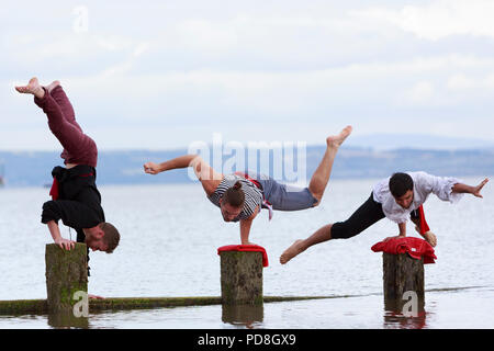 Edinburgh, Schottland. UK. 8. August 2018. Noch Photocall Arr Wir? Kopfüber Akrobaten, Australische Zirkusartisten hinter der Show Arr Wir schon da?! Und Circus-Cision Förderung ihrer Show in Underbelly Edinburgh Fringe Festival. In Portobello fotografiert. Edinburgh. Bild: Thomas Gotham, Cal Harris und Rowan Thomas. Pako Mera/Alamy Leben Nachrichten. Stockfoto