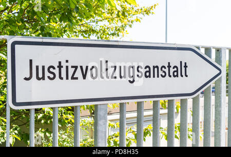 07. August 2018, Deutschland, Düsseldorf: Die Fenster der Zellen in der Düsseldorfer Justizvollzugsanstalt werden von außen nummeriert. Biesenbach (CDU), Justizminister des Landes Nordrhein-Westfalen, will eine "Task Force" im Ministerium für Verbesserungen im Strafvollzug, weil er einen dringenden Handlungsbedarf sieht. Foto: Christophe Kirschtorte/dpa Stockfoto