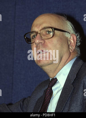 Washington, District of Columbia, USA. 5. Juli 2018. Der ehemalige Vorsitzende der Federal Reserve Paul A. Volcker spricht auf einer Pressekonferenz in Washington, DC am 25. April 1989. Credit: Arnie Sachs/CNP Credit: Arnie Sachs/CNP/ZUMA Draht/Alamy leben Nachrichten Stockfoto