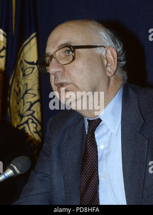 Washington, District of Columbia, USA. 5. Juli 2018. Der ehemalige Vorsitzende der Federal Reserve Paul A. Volcker spricht auf einer Pressekonferenz in Washington, DC am 25. April 1989. Credit: Arnie Sachs/CNP Credit: Arnie Sachs/CNP/ZUMA Draht/Alamy leben Nachrichten Stockfoto