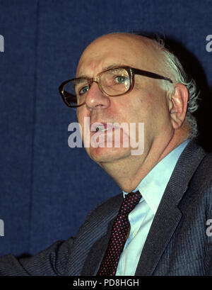 Washington, Vereinigte Staaten von Amerika. 05. Juli 2018. Der ehemalige Vorsitzende der Federal Reserve Paul A. Volcker spricht auf einer Pressekonferenz in Washington, DC am 25. April 1989. Credit: Arnie Sachs/CNP | Verwendung der weltweiten Kredit: dpa/Alamy leben Nachrichten Stockfoto