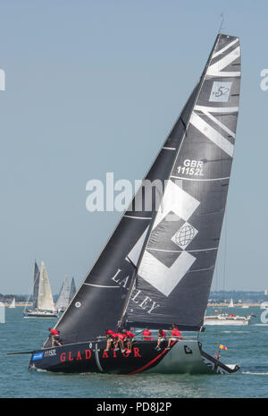 Die Yacht "Gladiator" großen Segeln Rennyacht, die an der jährlichen Cowes Week Regatta in Cowes auf der Isle of Wight. Stockfoto